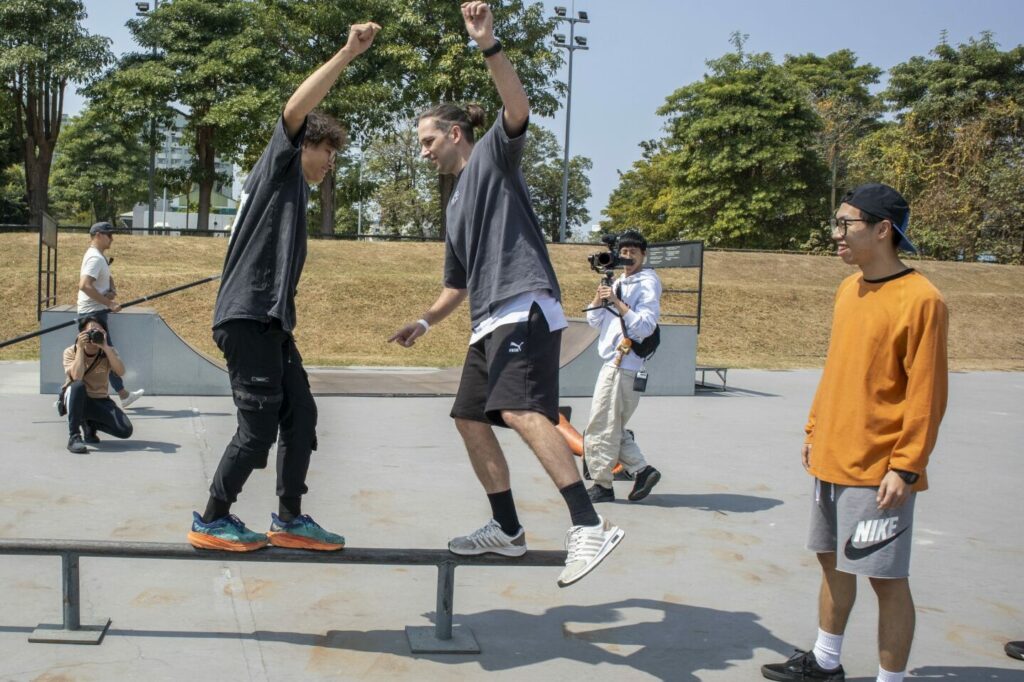 跑酷練習者在專業教練的指導下保持平衡
Parkour practitioners balancing under supervision of professional coach